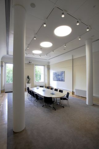 白色现代办公室吊顶装饰效果图