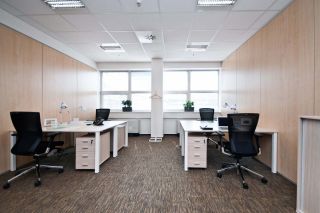 白色现代小型办公室装潢效果图