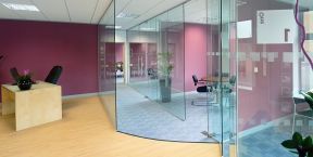 玻璃办公室装修效果图 办公室玻璃隔断墙效果图