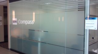 现代简约风格玻璃办公室装修效果图片