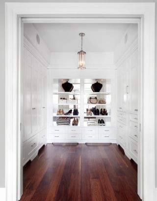 欧式衣帽间白色衣柜配原色木地板的效果图