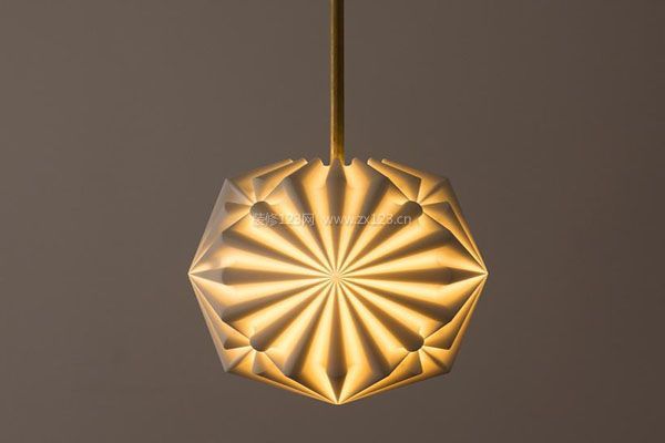 因此,要尽量避免耀眼的灯光或采用造型复杂奇特的灯具,但也不能过暗以