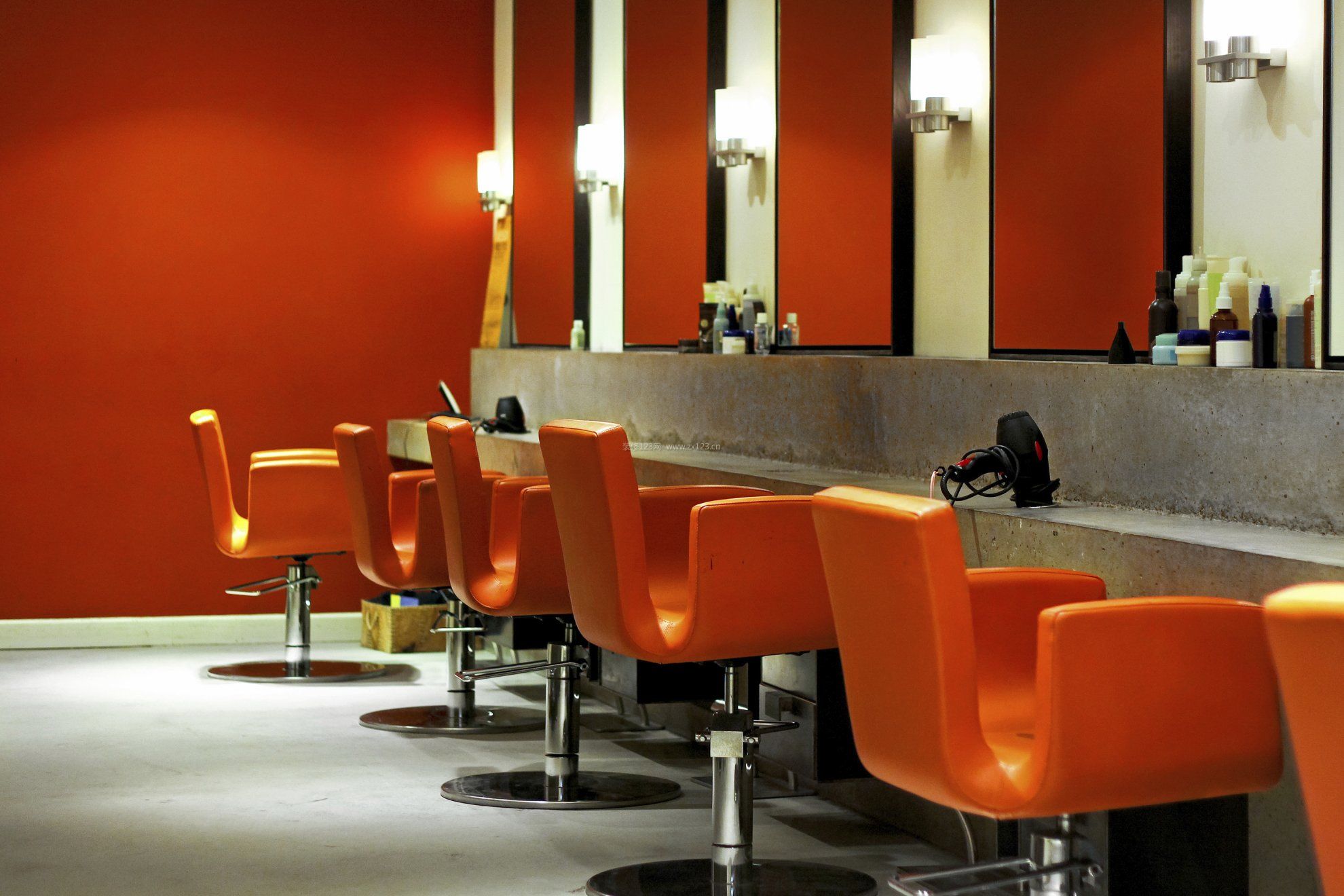 高端美发店橙色墙面装修效果图片