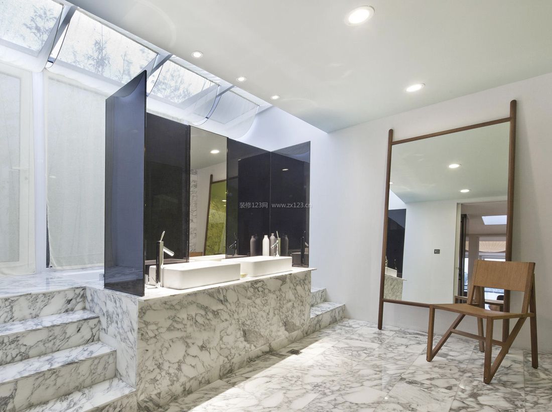 现代别墅建筑浴室装修图片