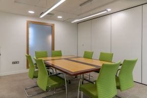 现代办公室装修效果 清新的会议室吊顶效果图