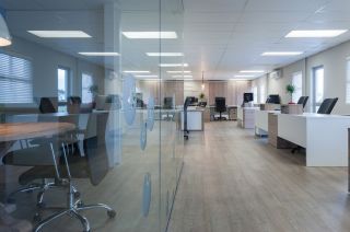 现代装修办公室玻璃墙效果图