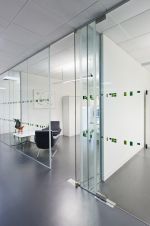 时尚现代办公室玻璃墙效果图