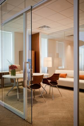 时尚现代风格办公室玻璃墙效果图