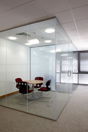 办公室玻璃墙效果图 玻璃办公室装修效果图