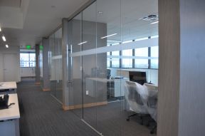 现代简约办公室走廊装饰玻璃墙效果图