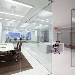 现代简约办公室装饰玻璃隔断墙效果图