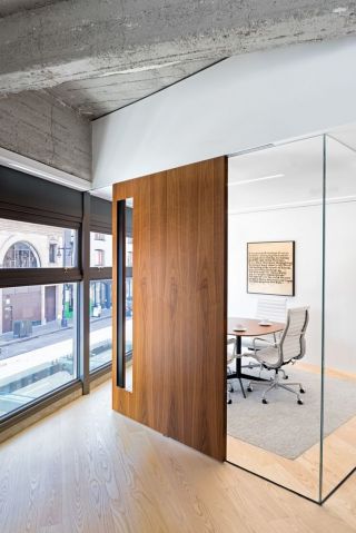 办公室玻璃隔断墙效果图室内设计现代简约风格