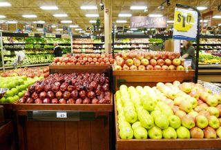 大型超市水果门面装修图片2023