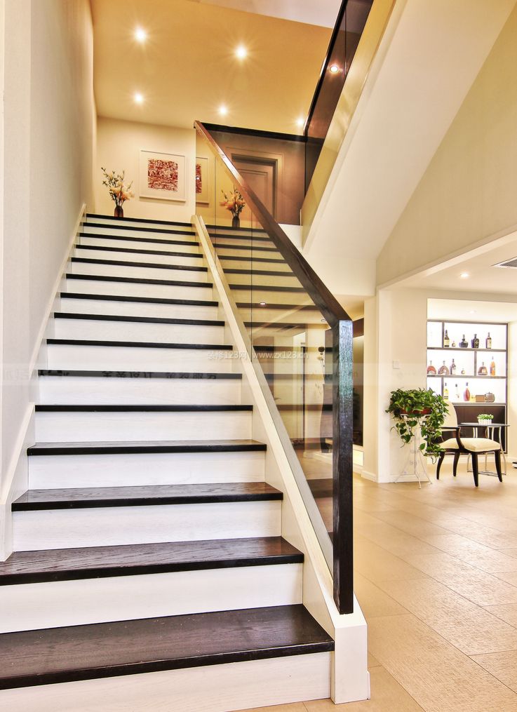 美式家装风格小户型别墅客厅楼梯装修效果图
