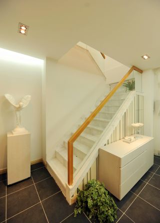 现代装修风格小户型跃层客厅楼梯装修效果图片