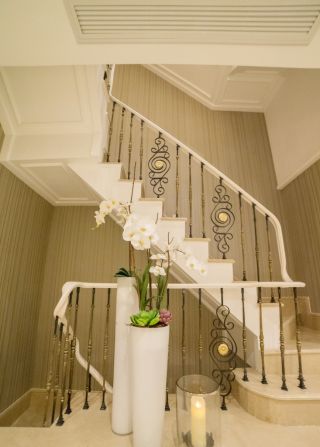 欧式田园风格小户型别墅客厅楼梯效果图