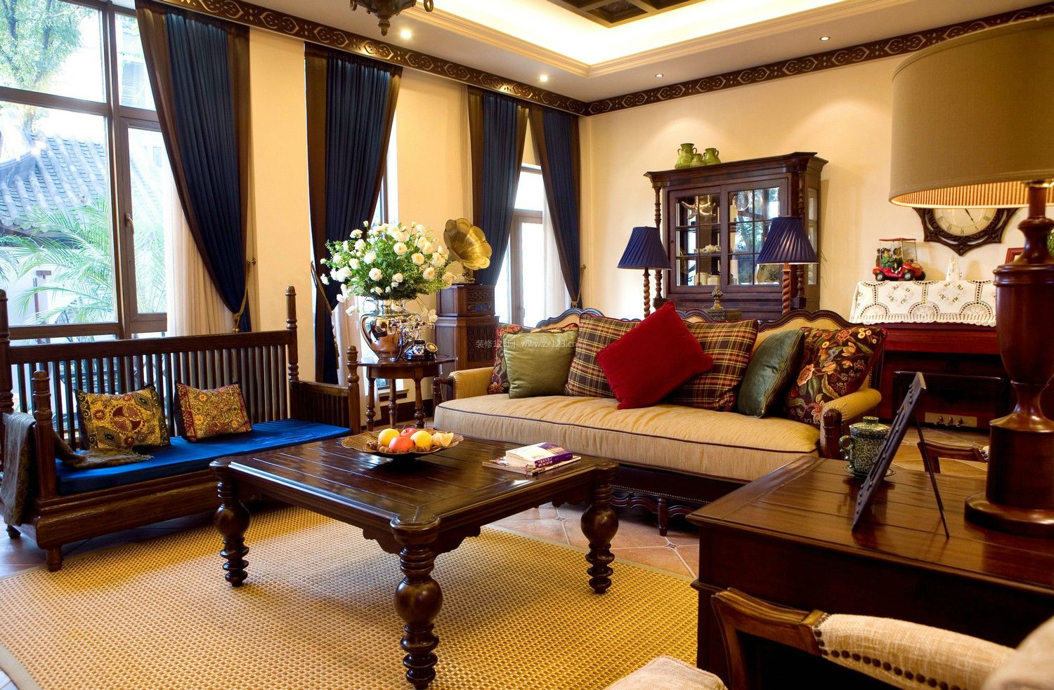 东南亚风格客厅实木沙发装修效果图片