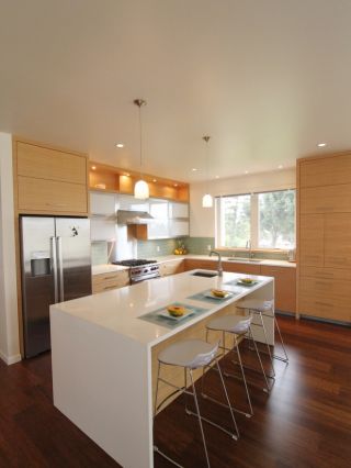 整体厨房风格原木地板装修效果图片