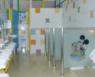 现代简单幼儿园卫生间设计装修图片
