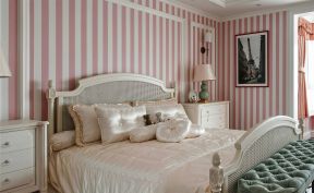 现代美式卧室竖条壁纸装修效果图