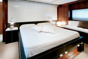 现代个性卧室双人床装修效果图片