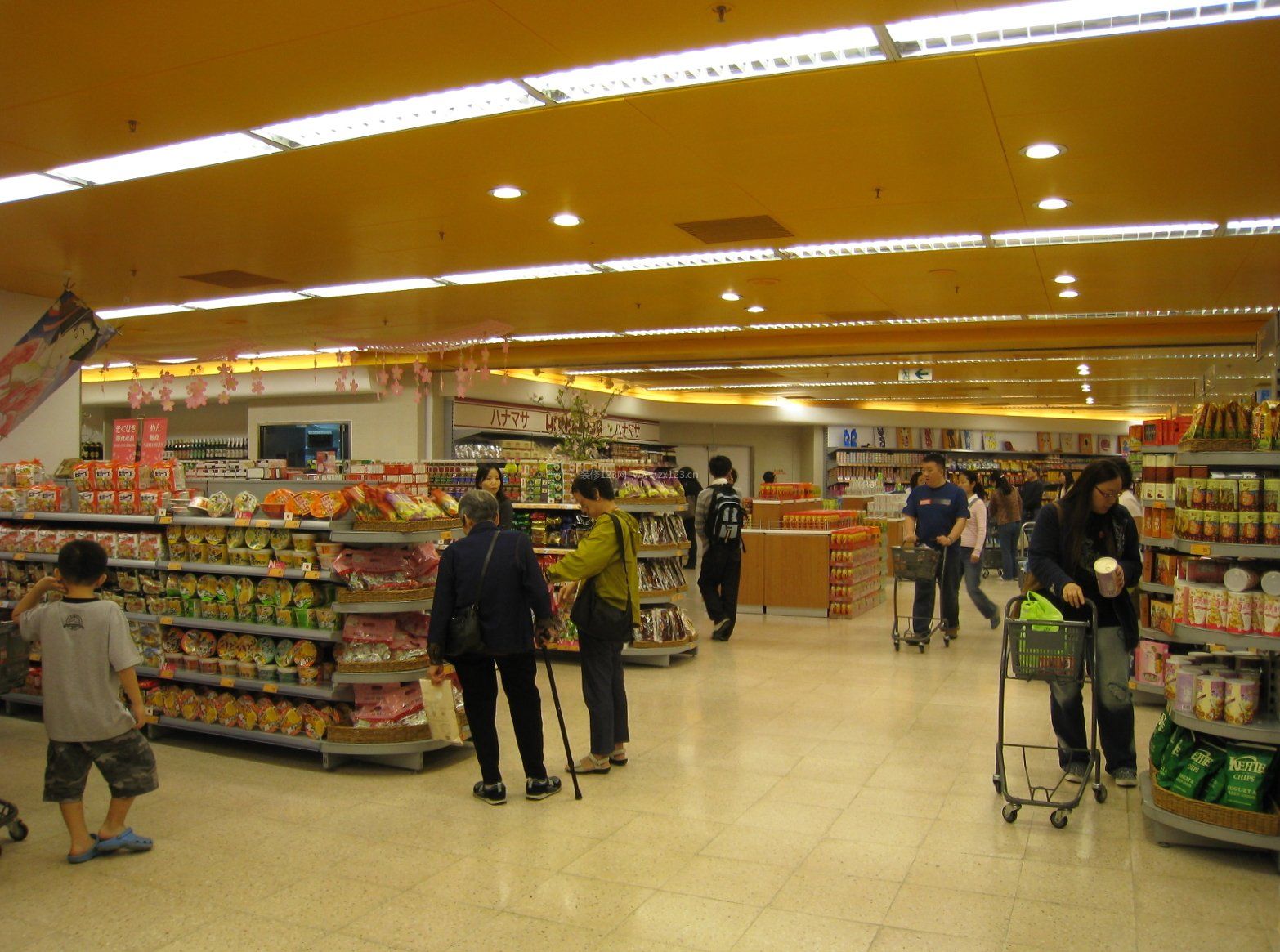 超市门面装修风格专卖店效果图图片