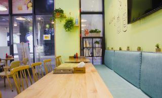 咖啡店门面室内绿色墙面装修效果图片