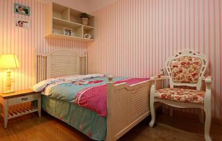 现代美式风格卧室竖条壁纸装修效果图