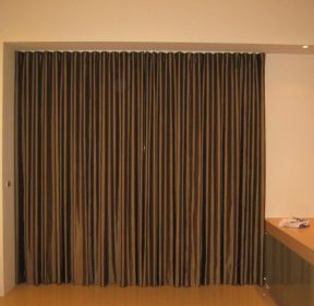 办公室褐色窗帘装修效果图片-每日推荐