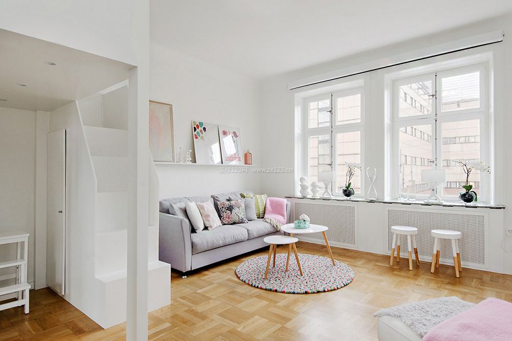 小户型单身公寓客厅仿木地板瓷砖装修效果图片