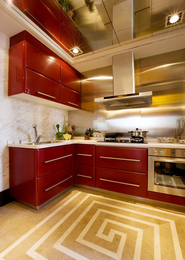家庭厨房红色橱柜装修效果图片