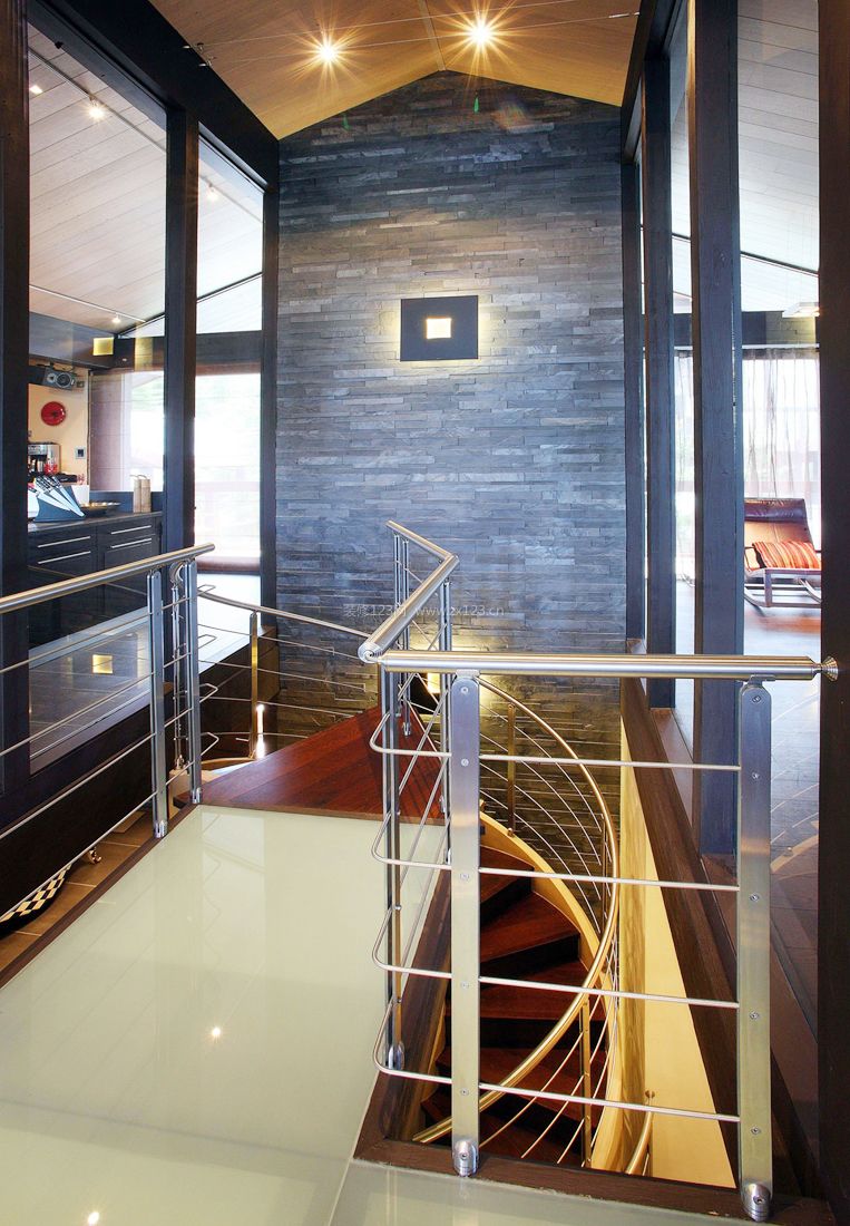 联排别墅美式风格旋转楼梯装修效果图片