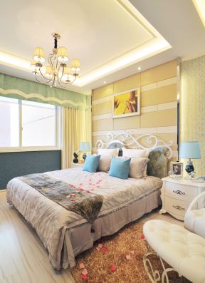 欧式小复式卧室床设计图片案例