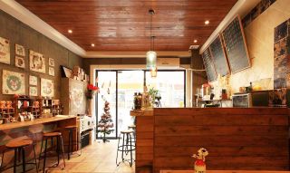 小型咖啡馆门面室内木质吊顶装修效果图片欣赏