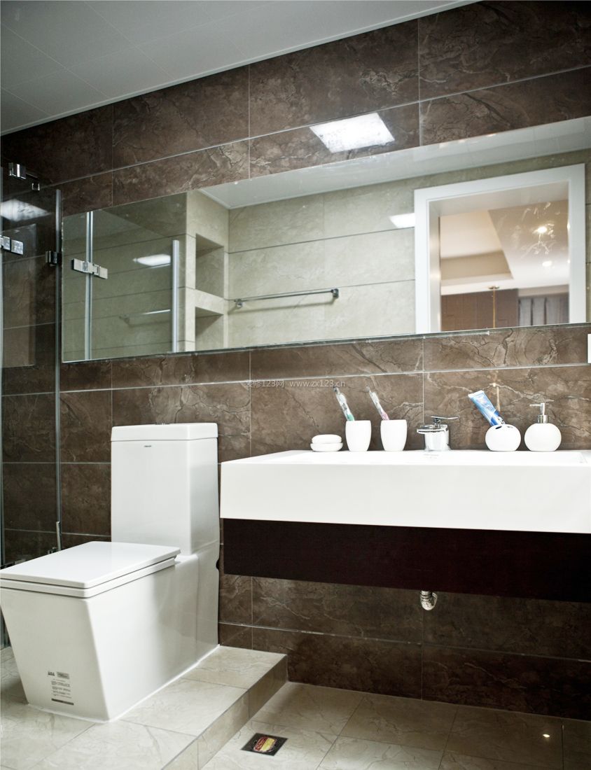 现代家装设计小居室卫生间装修效果图片