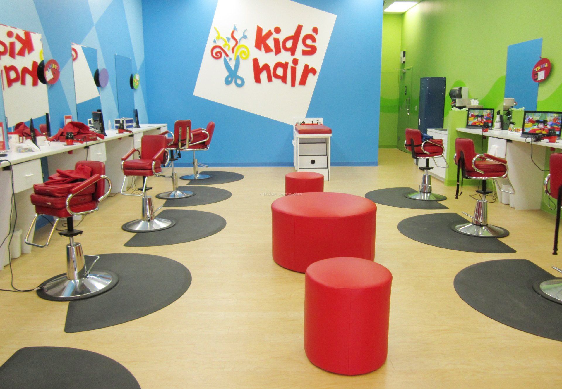 小型儿童理发店室内设计装修效果图片