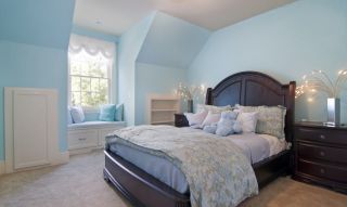 顶楼阁楼卧室蓝色墙面装修效果图片