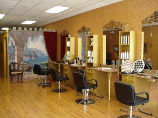 小型理发店深黄色木地板装修效果图片