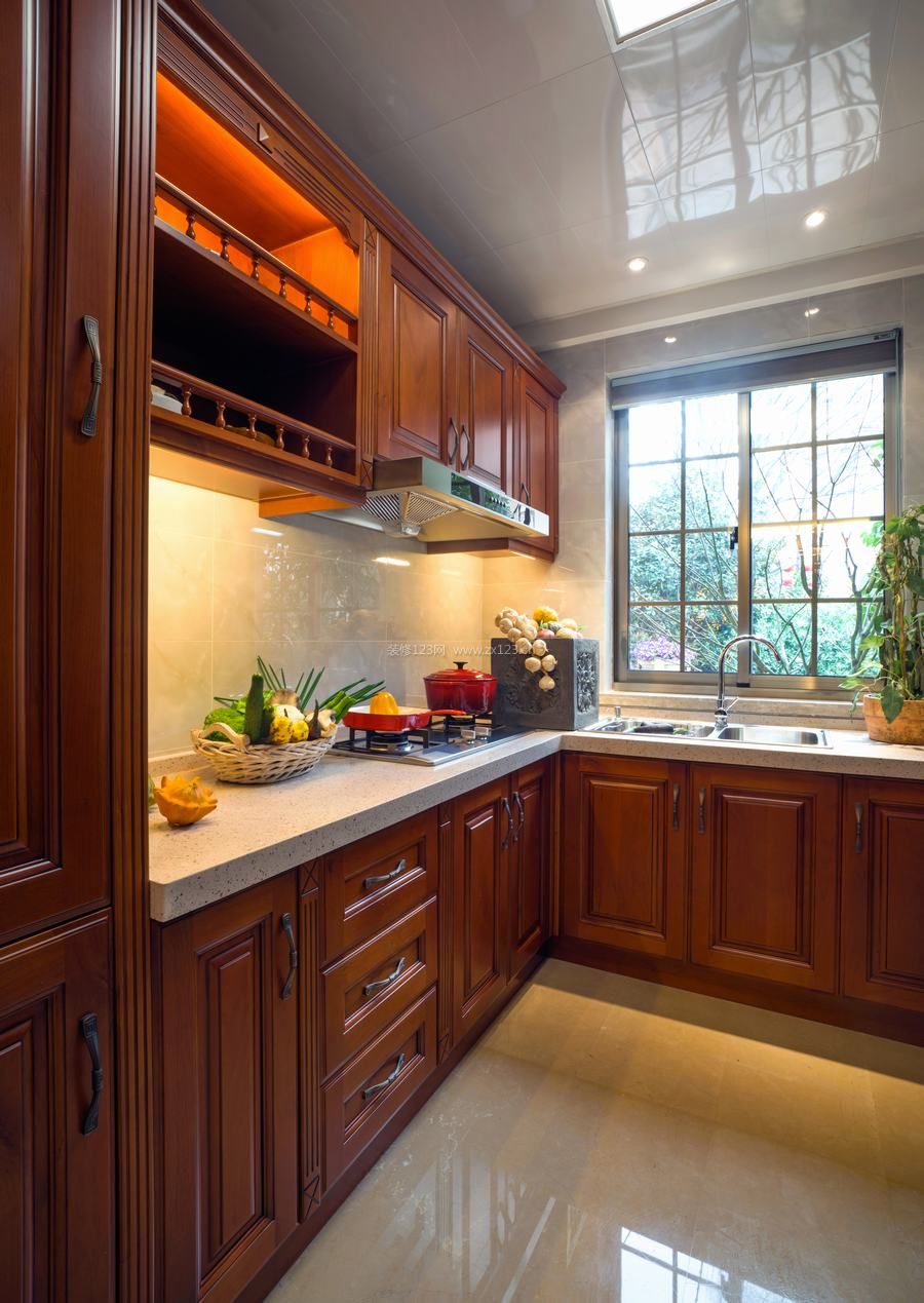 中式风格厨房实木整体橱柜装修效果图片