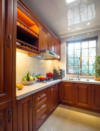 中式小户型家庭厨房整体橱柜装修效果图