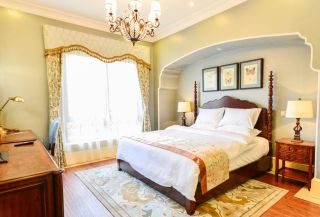 美式小别墅婚房卧室床头背景墙装修图片案例