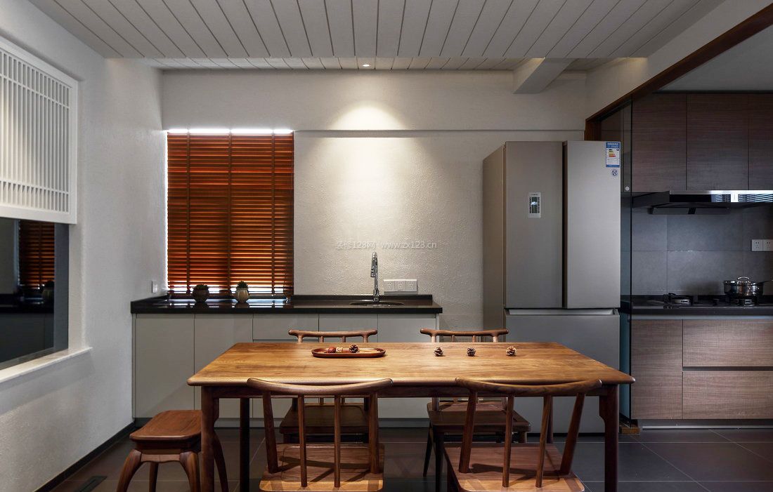 中式家居餐厅实木餐桌装修效果图片