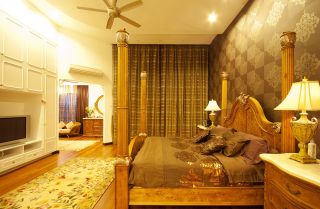 美式古典风格卧室实木床装修效果图片