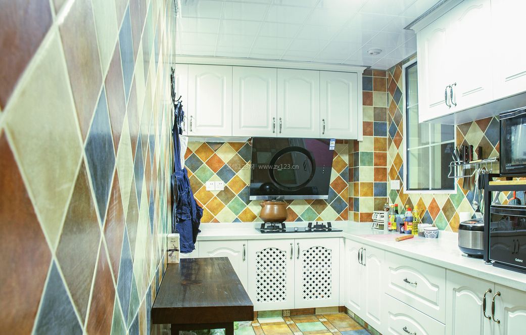 家居美式厨房瓷砖装修效果图