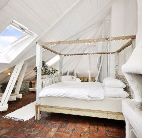 复式楼斜顶阁楼四柱床装修效果图片-每日推荐