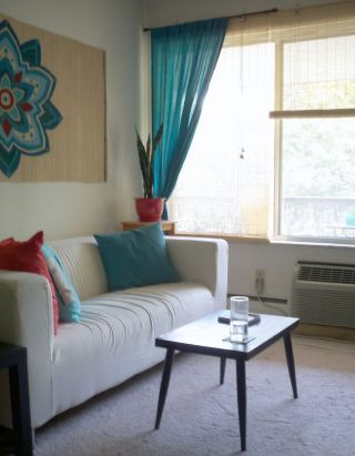 小户型现代客厅设计蓝色窗帘装修效果图片