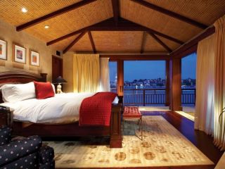 东南亚风格带阳台卧室图片