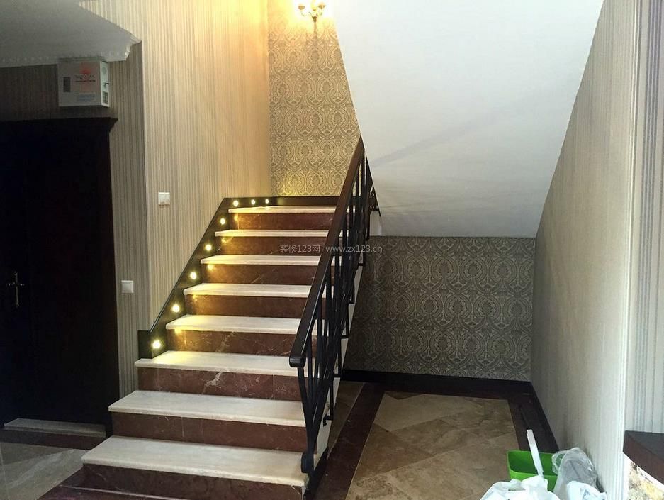 二层别墅楼梯设计图片2023