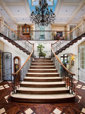 国外二层别墅楼梯设计装修效果图大全