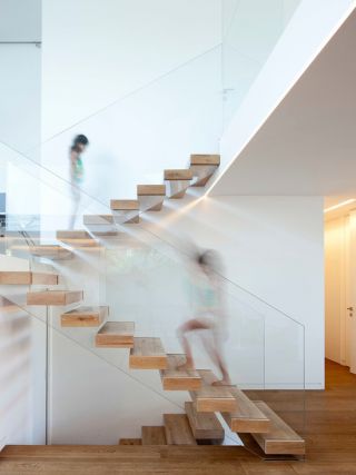 二层别墅楼梯设计效果图片